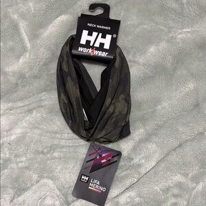 Helly Hansen Green and Black Scarf with Thermal Design NWT